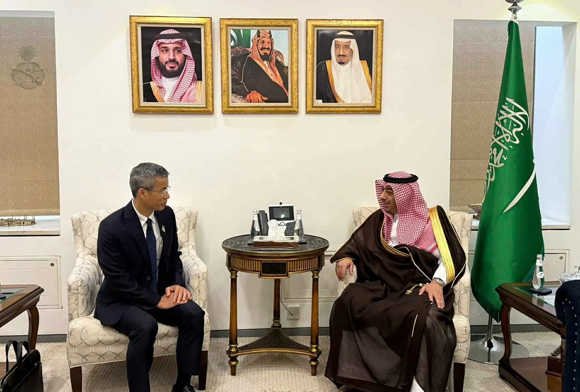 Đại sứ Hoàng Hữu Anh trình bản sao Thư ủy nhiệm lên lãnh đạo Bộ Ngoại giao Saudi Arabia