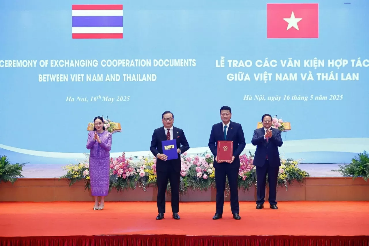 Tổng Giám đốc BIDV Lê Ngọc Lâm (phải) và Quyền Tổng Giám đốc EXIM Thái Lan Bundit Sapianchai đại diện 2 ngân hàng trao Thỏa thuận hợp tác toàn diện trước sự chứng kiến của Thủ tướng Phạm Minh Chính và Thủ tướng Thái Lan Paetongtarn Shinawatra.