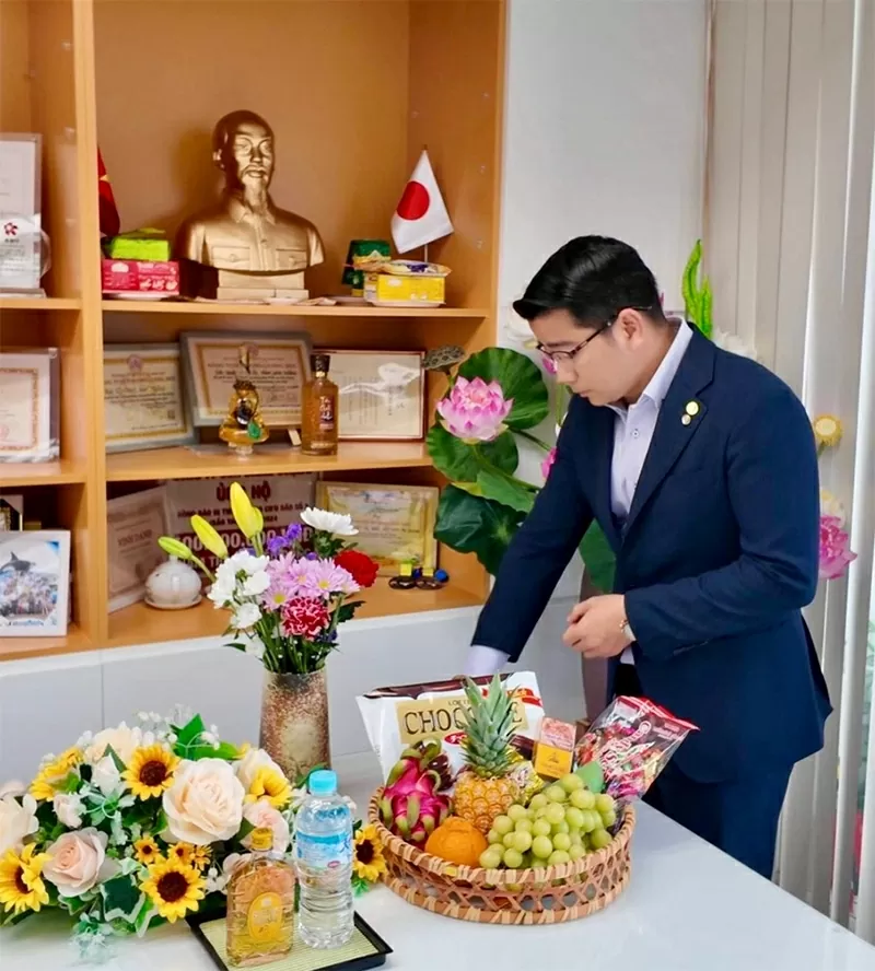 Ông Phạm Đình Thương - TGĐ SUNSHINE GLOBAL luôn nỗ lực phát triển doanh nghiệp gắn với phụng sự cộng đồng và không quên hướng về Tổ quốc, quê hương (Công tác chuẩn bị dâng hương nhân kỷ niệm 135 ngày sinh Chủ tịch Hồ Chí Minh tại SUNSHINE GLOBAL).
