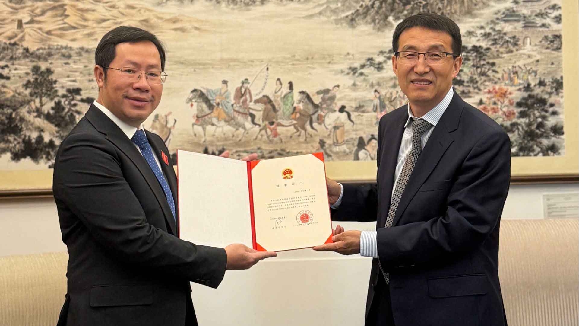 Tổng lãnh sự Việt Nam tại Trùng Khánh Bùi Nguyên Long trao Thư ủy nhiệm cho Bộ Ngoại giao Trung Quốc