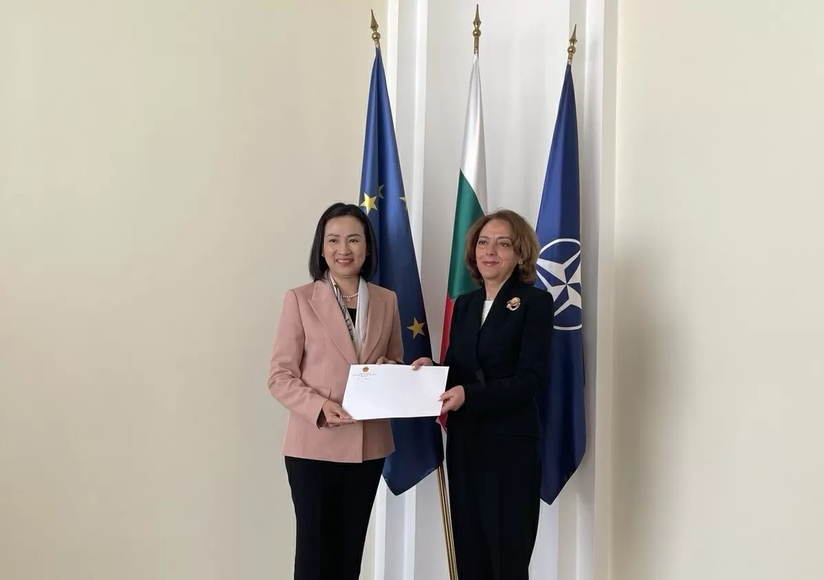 Đại sứ Nguyễn Thị Minh Nguyệt trình bản sao Thư ủy nhiệm lên Thứ trưởng Ngoại giao Bulgaria
