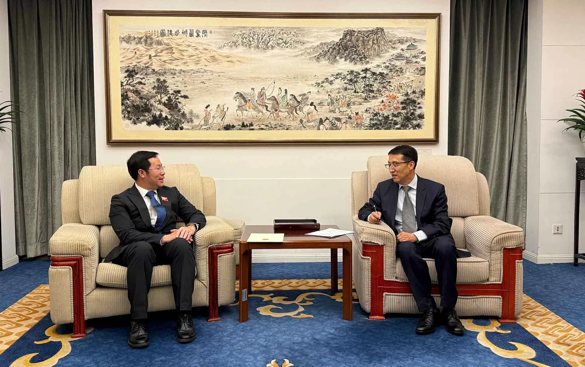 Tổng lãnh sự Bùi Nguyên Long và Phó Vụ trưởng Vụ Lãnh sự Vũ Đức Dân trao đổi về quan hệ Việt-Trung