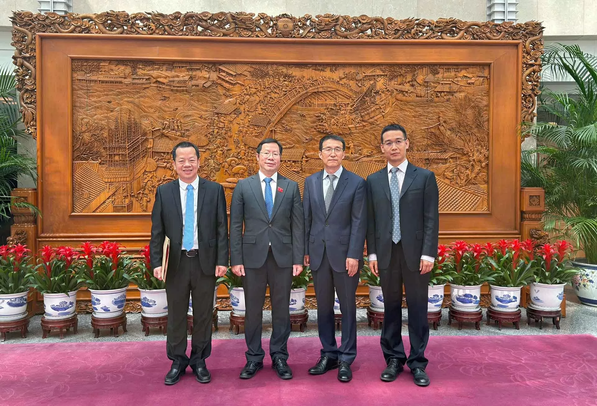 Tổng lãnh sự Bùi Nguyên Long, Phó Vụ trưởng Vụ Lãnh sự Vũ Đức Dân và cán bộ hai bên chụp ảnh lưu niệm.