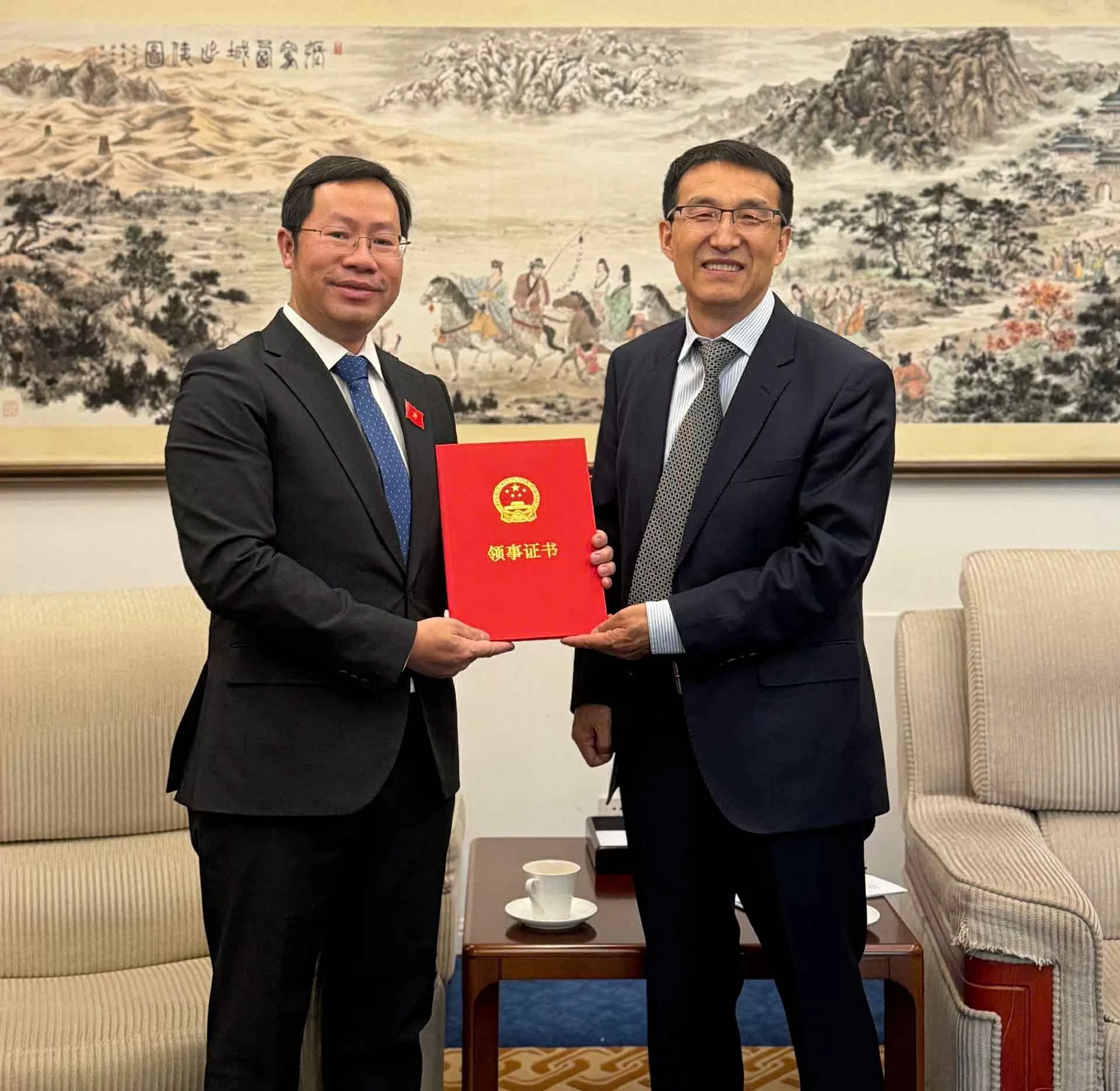 Tổng lãnh sự Việt Nam tại Trùng Khánh Bùi Nguyên Long trao Thư ủy nhiệm cho Bộ Ngoại giao Trung Quốc