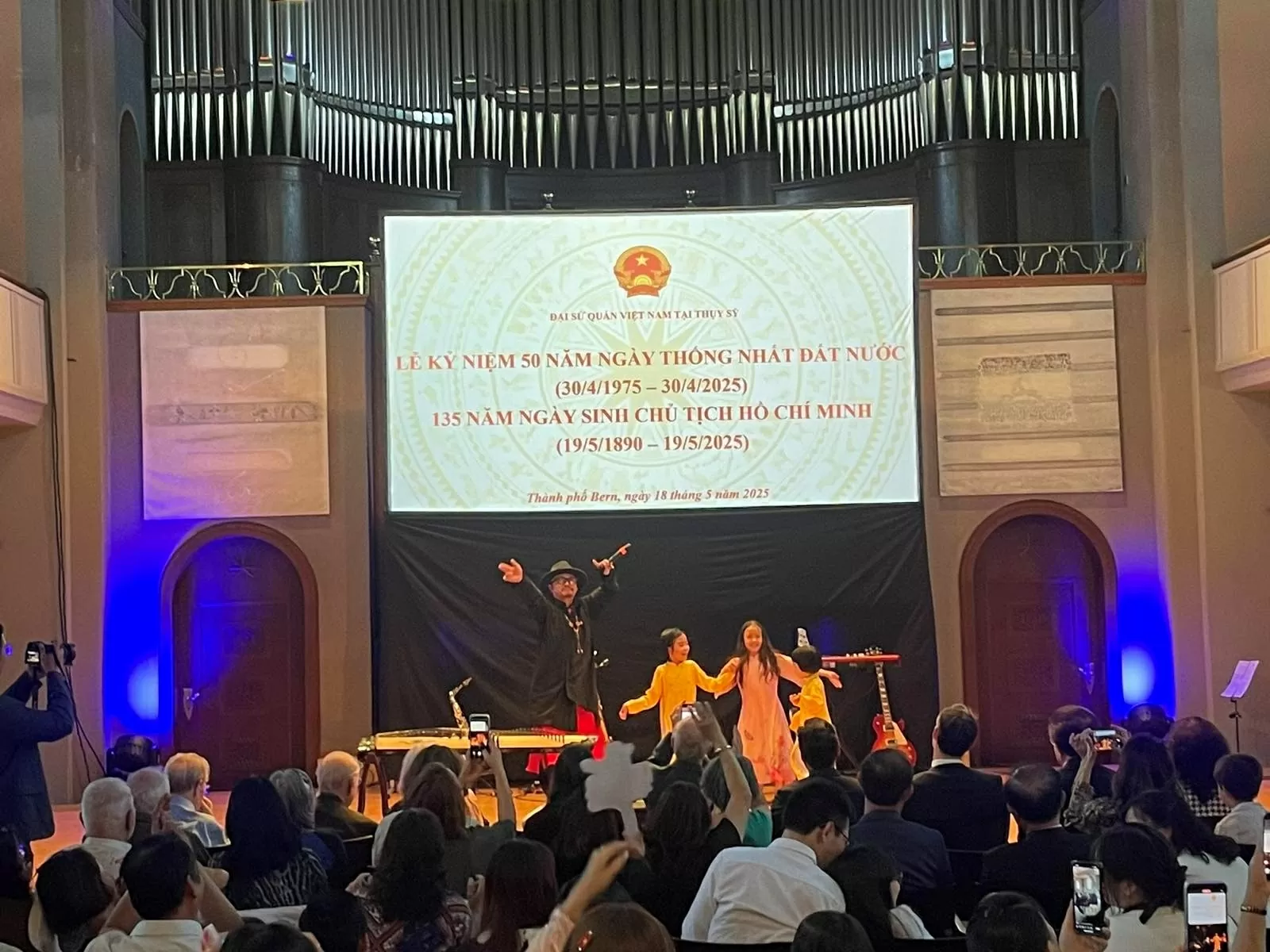 Đại sứ quán Việt Nam tại Thụy Sỹ kỷ niệm Ngày thống nhất đất nước và Ngày sinh Chủ tịch Hồ Chí Minh Đại sứ quán Việt Nam tại Thụy Sỹ kỷ niệm Ngày thống nhất đất nước và Ngày sinh Chủ tịch Hồ Chí Minh