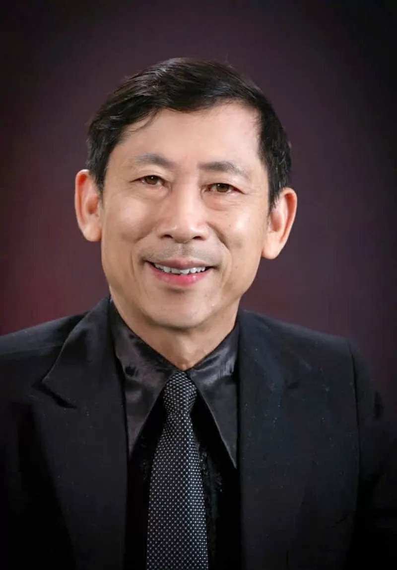 Không ít lần, ông Sỹ tự nguyện đầu tư nhân lực, vật lực để làm những đoạn đường bê tông nối làng với xã, sửa lại mái trường cũ kỹ, hay tài trợ vật liệu xây dựng cho những gia đình chính sách, hộ nghèo sửa sang nhà cửa.