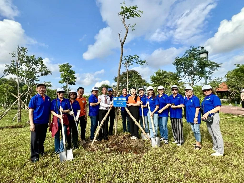 Kiều bào hưởng ứng 'Tết trồng cây đời đời nhớ ơn Bác Hồ' Kiều bào hưởng ứng 'Tết trồng cây đời đời nhớ ơn Bác Hồ'