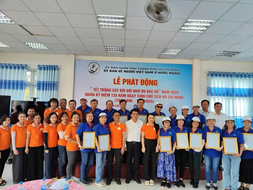 Kiều bào hưởng ứng 'Tết trồng cây đời đời nhớ ơn Bác Hồ'