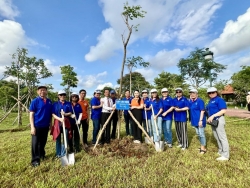 Kiều bào hưởng ứng 'Tết trồng cây đời đời nhớ ơn Bác Hồ'