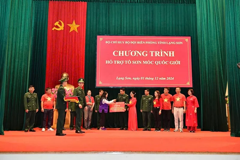 Nhà thiết kế Đỗ Thị Như Quỳnh trong Chương trình “Hỗ trợ tô sơn mốc quốc giới”.