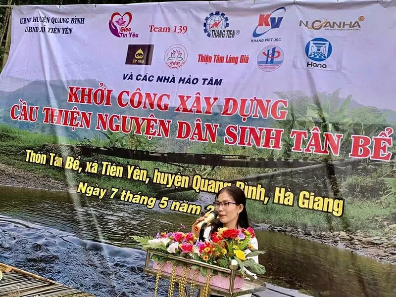 Nhà thiết kế Đỗ Thị Như Quỳnh đã phát biểu tại lễ khởi công xây dựng cầu từ thiện cộng đồng Tân Bể được tổ chức tại tỉnh Hà Giang.