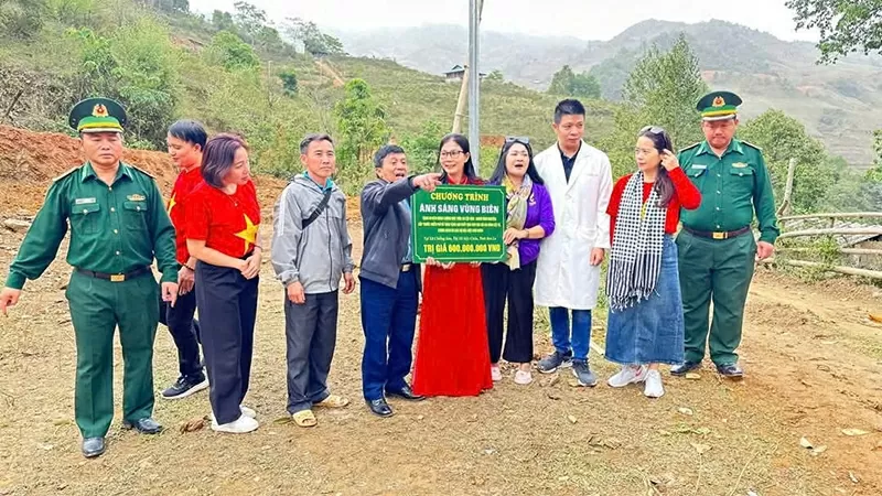 Nhà thiết kế Đỗ Thị Như Quỳnh (trong tà áo dài đỏ) đại diện Chương trình Ánh sáng vùng biên tham gia các hoạt động thiện nguyện.