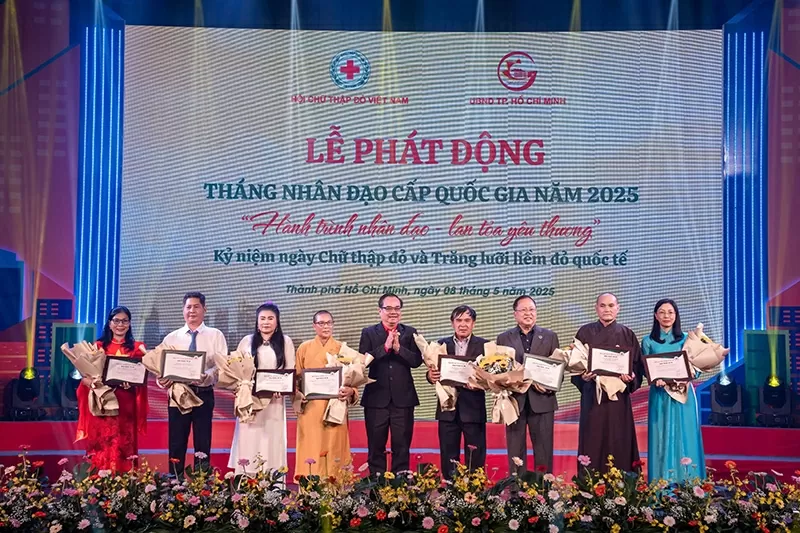 Nhà thiết kế Đỗ Thị Như Quỳnh (áo dài đỏ) tại lễ phát động Tháng Nhân đạo Quốc gia năm 2025.