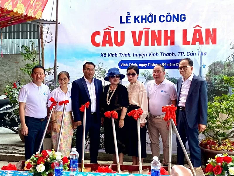 Nhà thiết kế Đỗ Thị Như Quỳnh (thứ 2 từ trái sang) tại Lễ khởi công Cầu Vĩnh Lân, xã Vĩnh Trinh, huyện Vĩnh Thạnh, Tp. Cần Thơ.