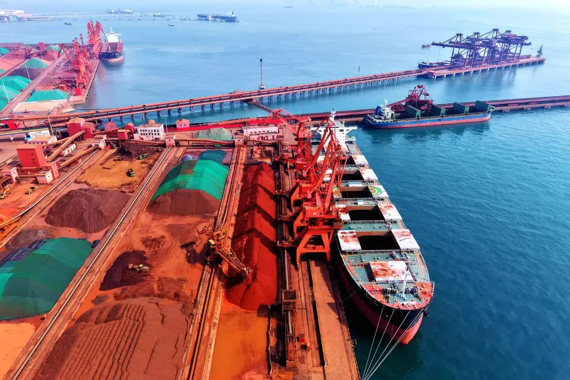 Một tàu chở hàng đang dỡ quặng sắt nhập khẩu tại Cảng Thanh Đảo ở tỉnh Sơn Đông, Trung Quốc, vào ngày 6/3/2025. (Nguồn: Getty Images) Một tàu chở hàng đang dỡ quặng sắt nhập khẩu tại Cảng Thanh Đảo ở tỉnh Sơn Đông, Trung Quốc, vào ngày 6/3/2025. (Nguồn: Getty Images)