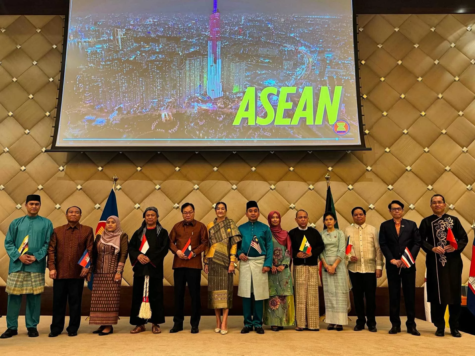 Đại sứ quán Việt Nam đồng tổ chức sự kiện sôi động, thực chất quảng bá văn hóa và du lịch các nước ASEAN tại Kuwait Đại sứ quán Việt Nam đồng tổ chức sự kiện sôi động, thực chất quảng bá văn hóa và du lịch các nước ASEAN tại Kuwait