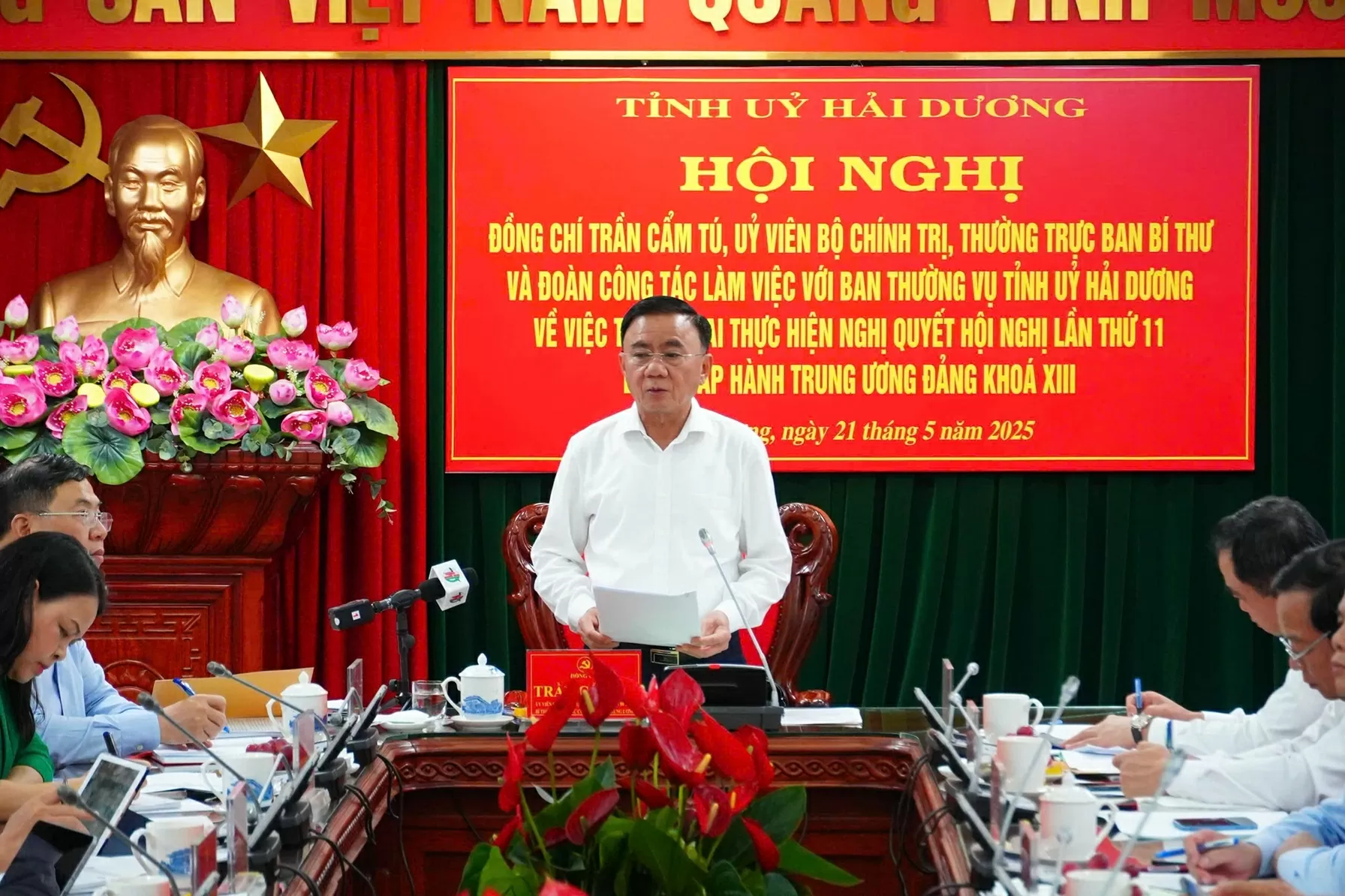 Đồng chí Trần Cẩm Tú, Ủy viên Bộ Chính trị, Thường trực Ban Bí thư phát biểu kết luận hội nghị làm việc. (Nguồn: Báo Hải Dương)