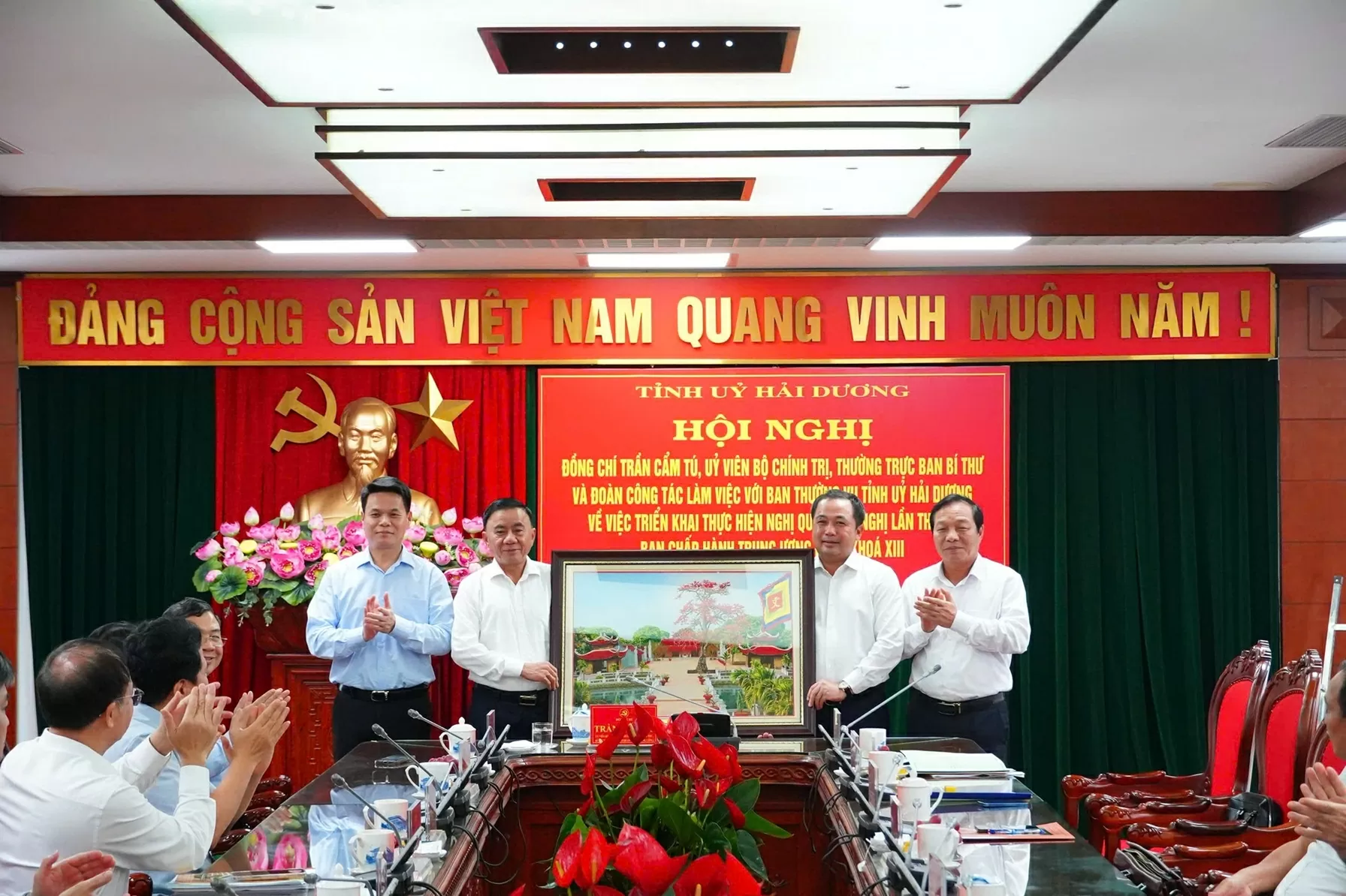 Các đồng chí Thường trực Tỉnh ủy Hải Dương tặng đồng chí Thường trực Ban Bí thư Trần Cẩm Tú bức tranh Văn miếu Mao Điền. (Nguồn: Báo Hải Dương)