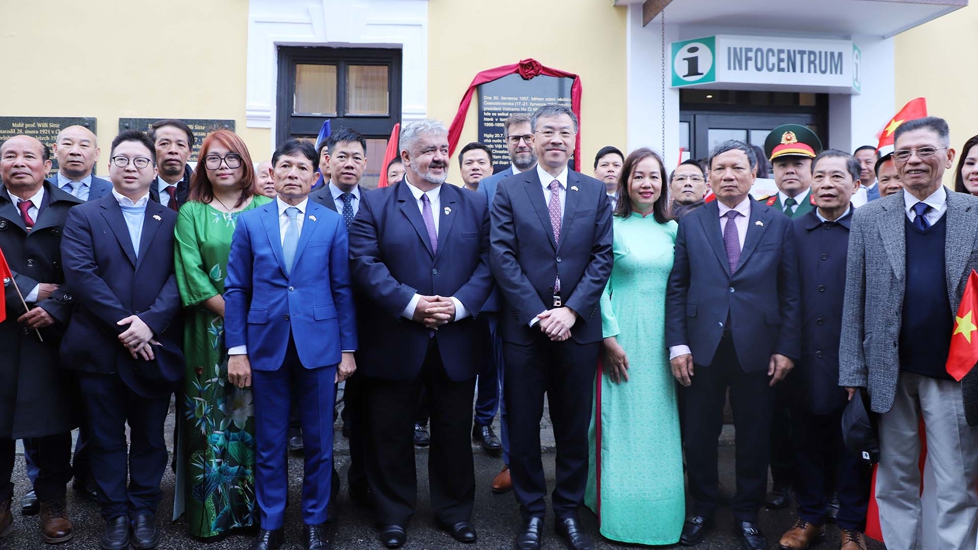 khanh thanh bia luu niem ve chuyen tham cua chu tich ho chi minh tai chrastava cong hoa czech