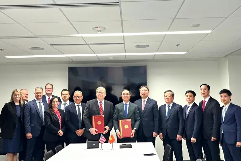 Thứ trưởng Phạm Thế Tùng và Phó Chủ tịch Lockheed Martin trao Biên bản xác nhận việc mua hai máy bay trực thăng.