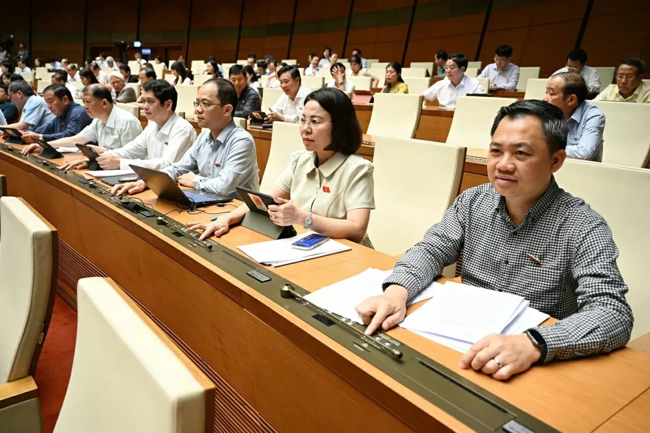 Các đại biểu Quốc hội ấn nút biểu quyết tại kỳ họp thứ 9, Quốc hội khóa XV. (Nguồn: Quốc hội)