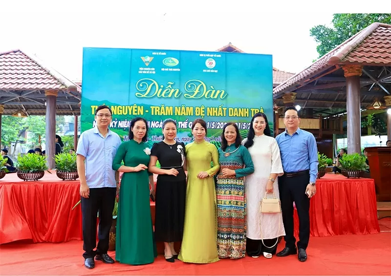 Bà Nguyễn Thị Ngà – Chủ tịch Hội Chè tỉnh Thái Nguyên (thứ hai từ trái sang) đón tiếp đại diện các đơn vị tham dự Diễn đàn.