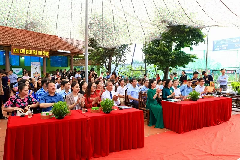 Các đại biểu và khách mời tham dự Diễn đàn “Thái Nguyên trăm năm đệ nhất danh trà Tôn vinh giá trị di sản văn hóa Trà Việt