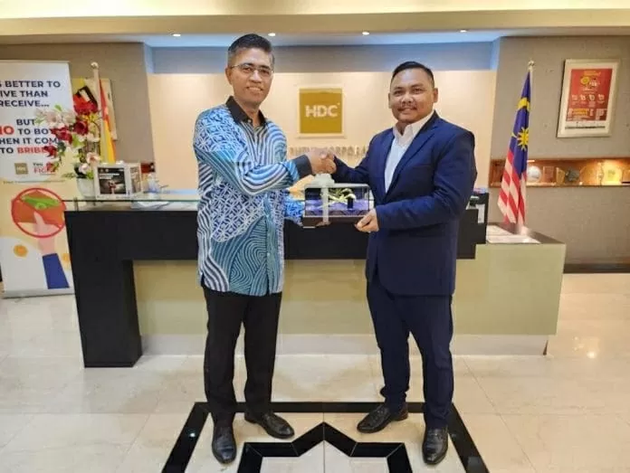 Giám đốc điều hành HDC Malaysia Hairol Ariffein Sahari (trái) bắt tay thỏa thuận thiết lập quan hệ đối tác chiến lược với Chủ tịch MFW Noorman Kamsani (phải) nhằm đẩy mạnh thị trường Halal với Trung Quốc. (Nguồn: Business Times)