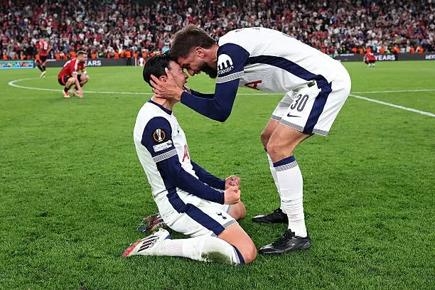 Tottenham thắng Man Utd, Son bật khóc vì danh hiệu đầu tiên ở châu Âu