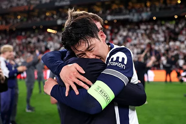 Tottenham thắng Man Utd, Son bật khóc vì danh hiệu đầu tiên ở châu Âu Tottenham thắng Man Utd, Son bật khóc vì danh hiệu đầu tiên ở châu Âu