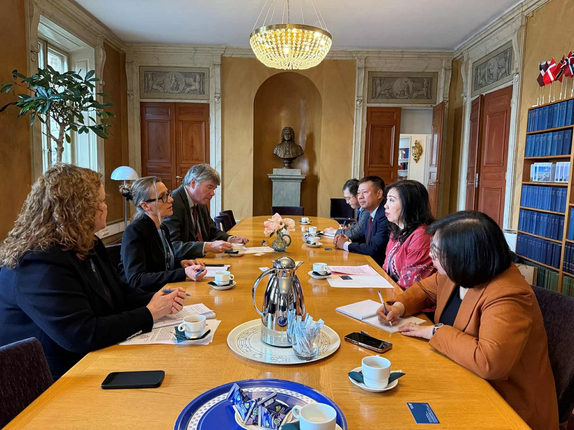 Thứ trưởng Ngoại giao Lê Thị Thu Hằng thăm và làm việc tại Thụy Điển Thứ trưởng Ngoại giao Lê Thị Thu Hằng thăm và làm việc tại Thụy Điển