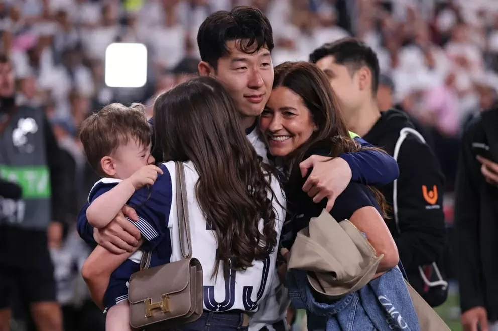 Tottenham vô địch Europa League: Không có bạn gái, Son ăn mừng cùng vợ con đồng đội