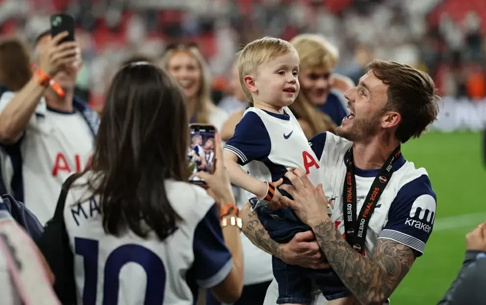 Tottenham vô địch Europa League: Không có bạn gái, Son ăn mừng cùng vợ con đồng đội