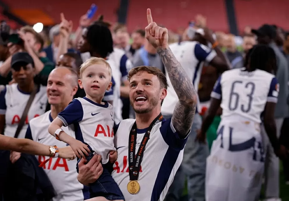 Tottenham vô địch Europa League: Không có bạn gái, Son ăn mừng cùng vợ con đồng đội