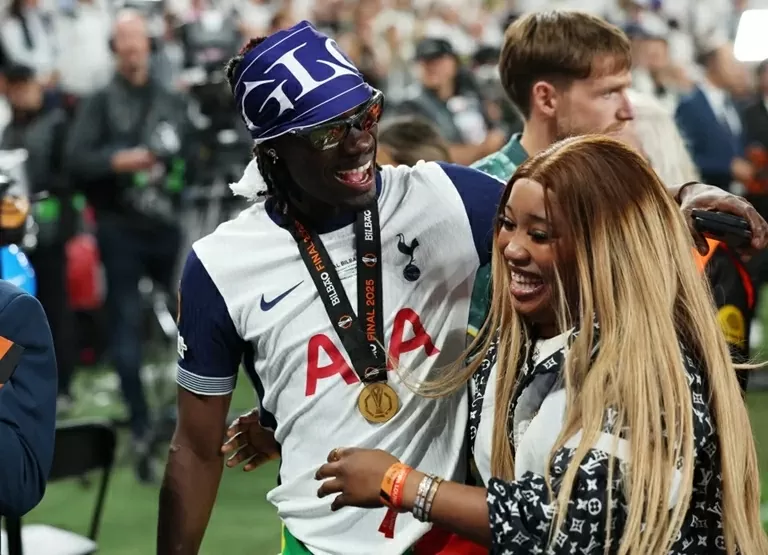 Tottenham vô địch Europa League: Không có bạn gái, Son ăn mừng cùng vợ con đồng đội