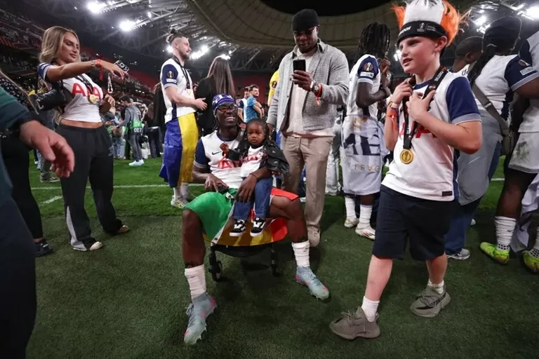 Tottenham vô địch Europa League: Không có bạn gái, Son ăn mừng cùng vợ con đồng đội