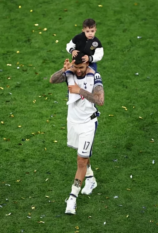 Tottenham vô địch Europa League: Không có bạn gái, Son ăn mừng cùng vợ con đồng đội