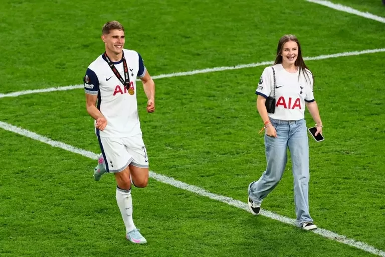 Tottenham vô địch Europa League: Không có bạn gái, Son ăn mừng cùng vợ con đồng đội