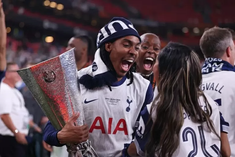 Tottenham vô địch Europa League: Không có bạn gái, Son ăn mừng cùng vợ con đồng đội
