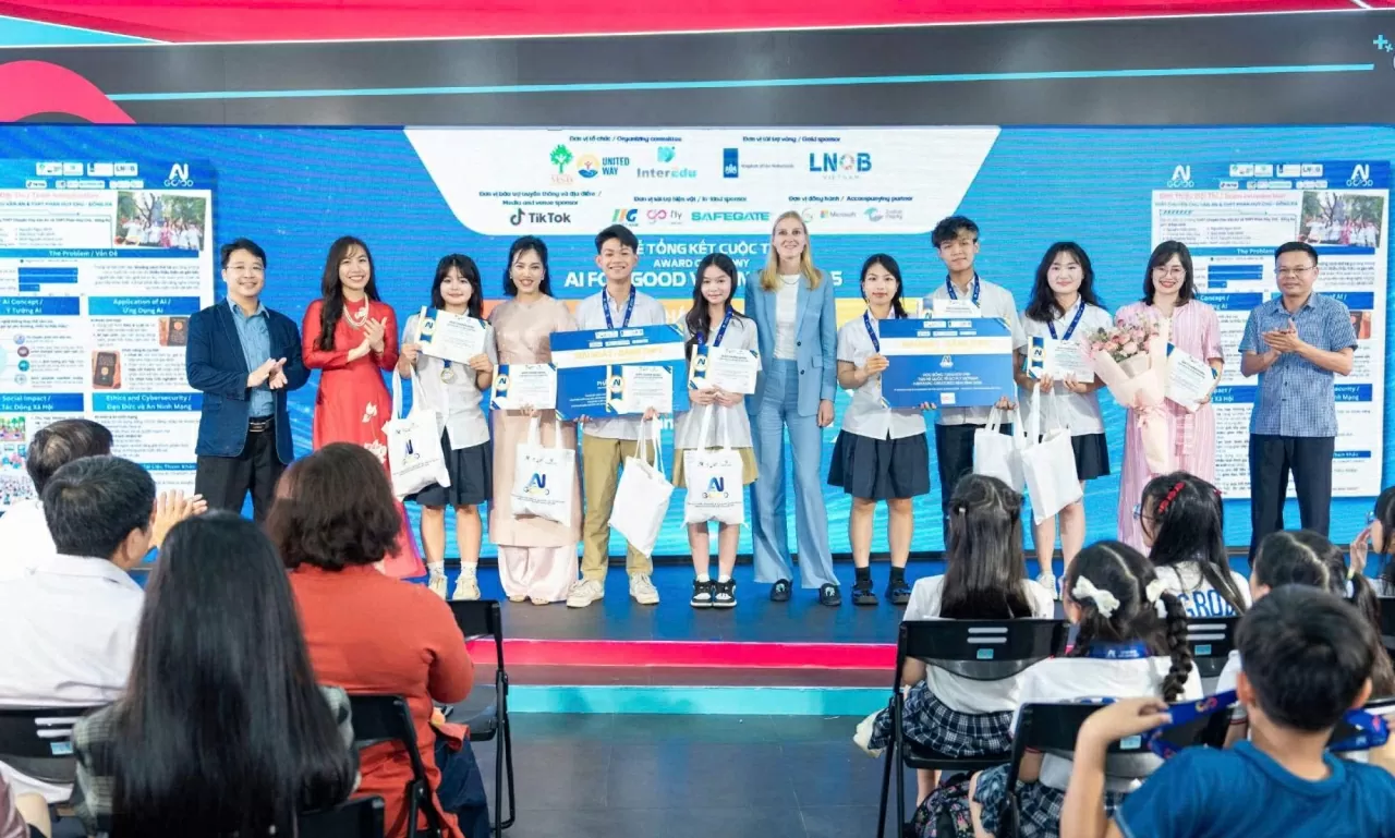 Học sinh phổ thông trên toàn quốc hào hứng tham gia cuộc thi “AI for Good Việt Nam 2025” – sân chơi trí tuệ ứng dụng trí tuệ nhân tạo nhằm giải quyết các vấn đề xã hội vì một tương lai bền vững. Học sinh phổ thông trên toàn quốc hào hứng tham gia cuộc thi “AI for Good Việt Nam 2025” – sân chơi trí tuệ ứng dụng trí tuệ nhân tạo nhằm giải quyết các vấn đề xã hội vì một tương lai bền vững.