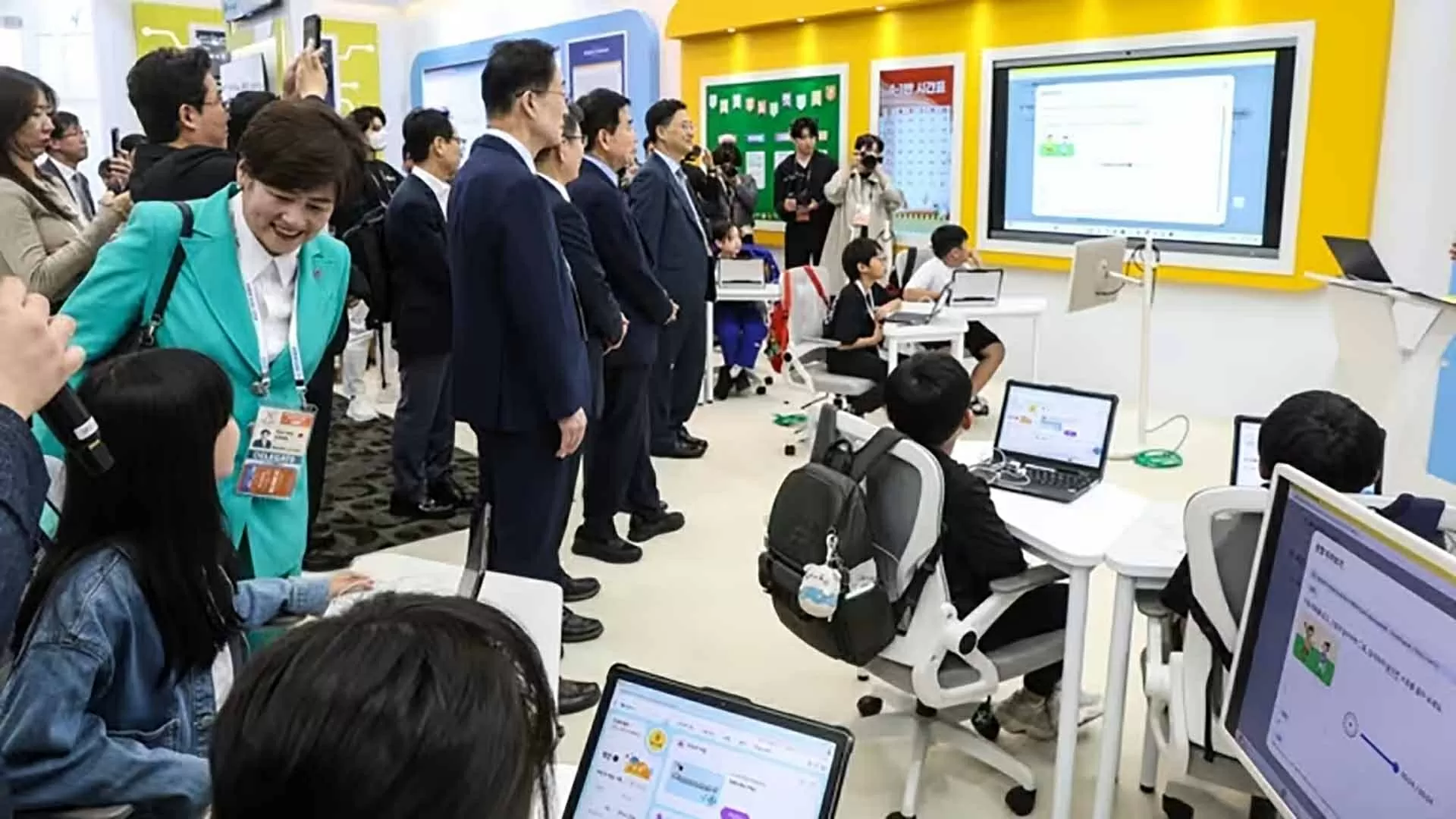 Hàn Quốc tích hợp AI vào sách giáo khoa Hàn Quốc tích hợp AI vào sách giáo khoa