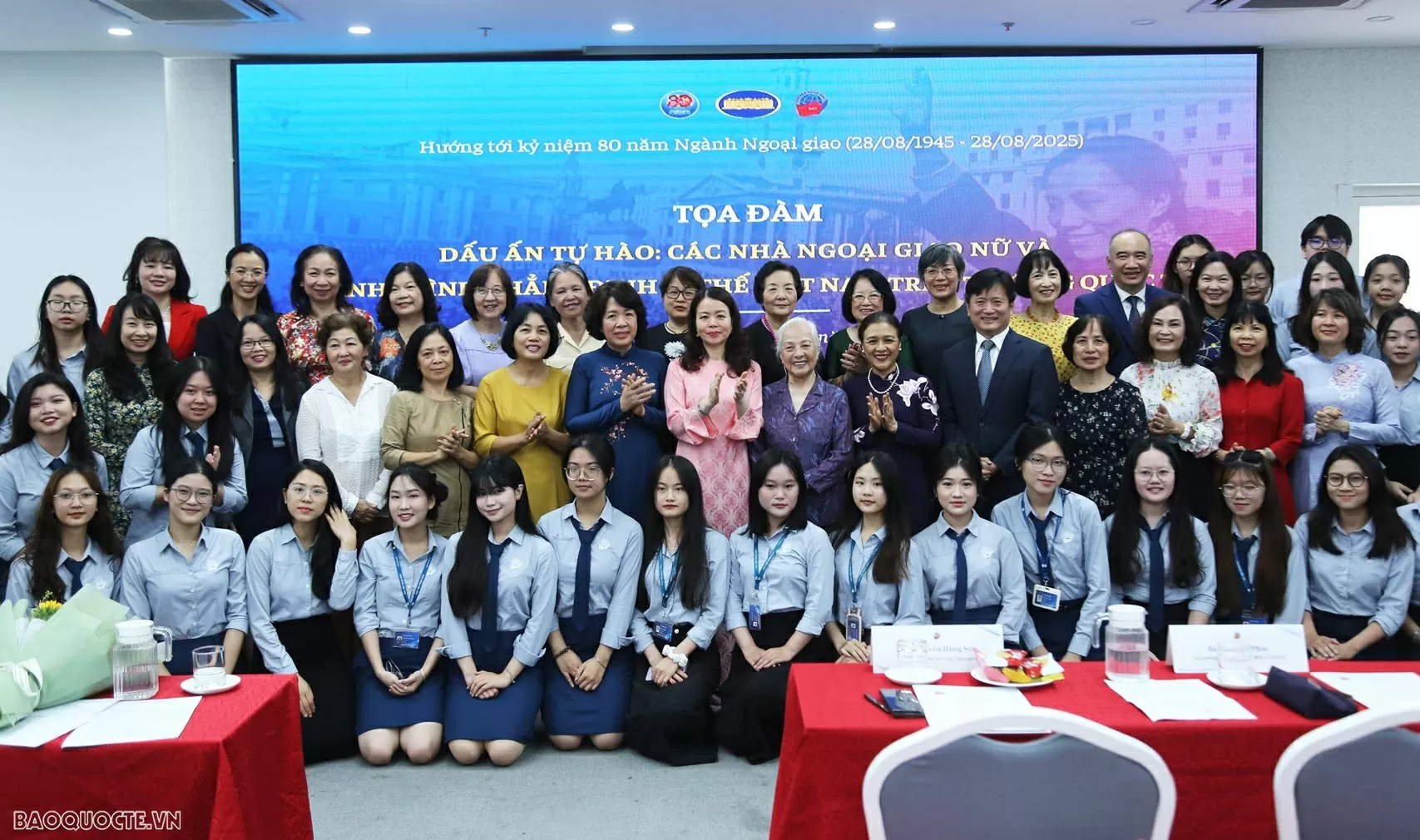 'Những người mẹ, người chị' phi thường trên mặt trận không tiếng súng