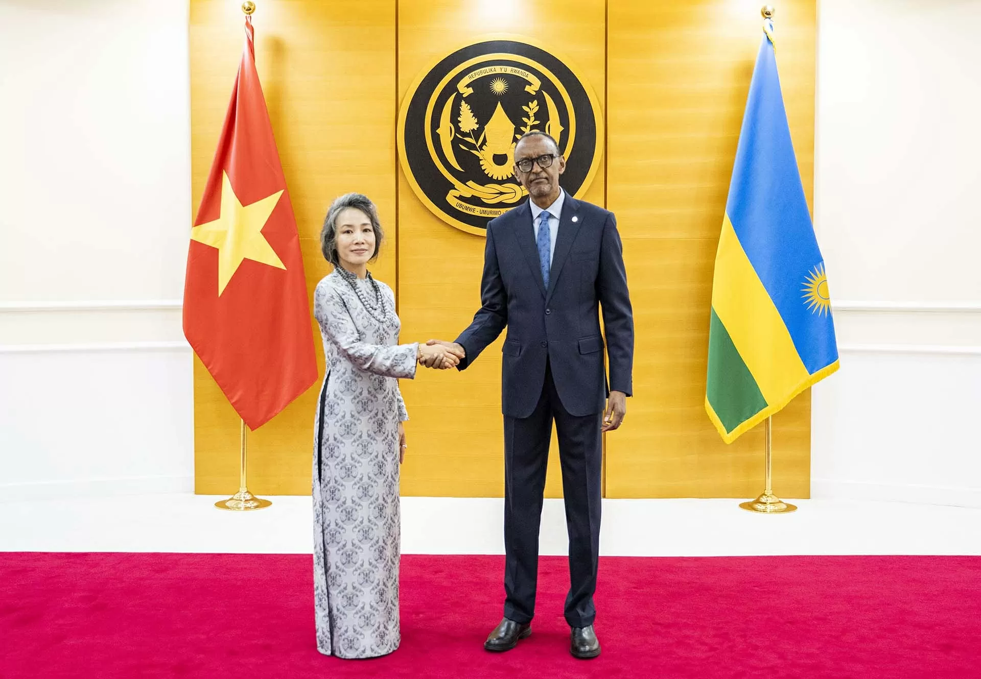Đại sứ Việt Nam trình Thư ủy nhiệm lên Tổng thống Rwanda Paul Kagame