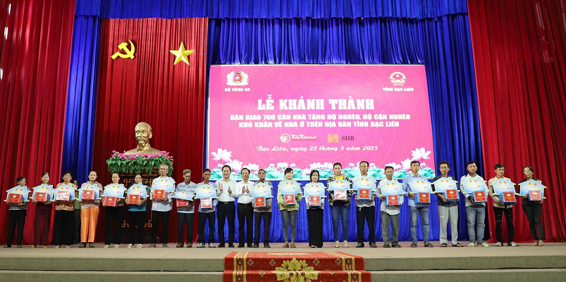 Ông Mai Xuân Sơn, Tổng Giám đốc Tập đoàn T&T Group (thứ 10 từ trái sang) và lãnh đạo tỉnh Bạc Liêu trao bảng tượng trưng căn nhà và quà tặng các hộ gia đình khó khăn về nhà ở. Ông Mai Xuân Sơn, Tổng Giám đốc Tập đoàn T&T Group (thứ 10 từ trái sang) và lãnh đạo tỉnh Bạc Liêu trao bảng tượng trưng căn nhà và quà tặng các hộ gia đình khó khăn về nhà ở.