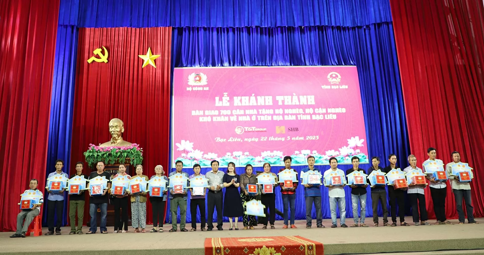 Bà Ninh Thị Lan Phương, Phó Tổng Giám đốc, Chủ tịch Công đoàn Ngân hàng SHB (thứ tự 11 từ trái sang) và lãnh đạo tỉnh Bạc Liêu trao bảng tượng trưng căn nhà và quà tặng các hộ gia đình khó khăn về nhà ở.
