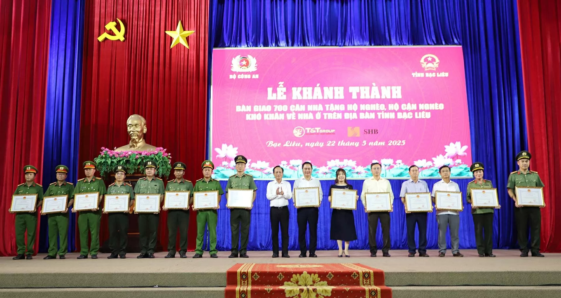 Ông Mai Xuân Sơn, Tổng Giám đốc Tập đoàn T&T Group (thứ 7 từ phải sang) và bà Ninh Thị Lan Phương, Phó Tổng Giám đốc Ngân hàng SHB (thứ 6 từ phải sang) nhận bằng khen dành cho các tập thể có thành tích trong thực hiện xóa nhà tạm, nhà dột nát trên địa bàn tỉnh Bạc Liêu Ông Mai Xuân Sơn, Tổng Giám đốc Tập đoàn T&T Group (thứ 7 từ phải sang) và bà Ninh Thị Lan Phương, Phó Tổng Giám đốc Ngân hàng SHB (thứ 6 từ phải sang) nhận bằng khen dành cho các tập thể có thành tích trong thực hiện xóa nhà tạm, nhà dột nát trên địa bàn
