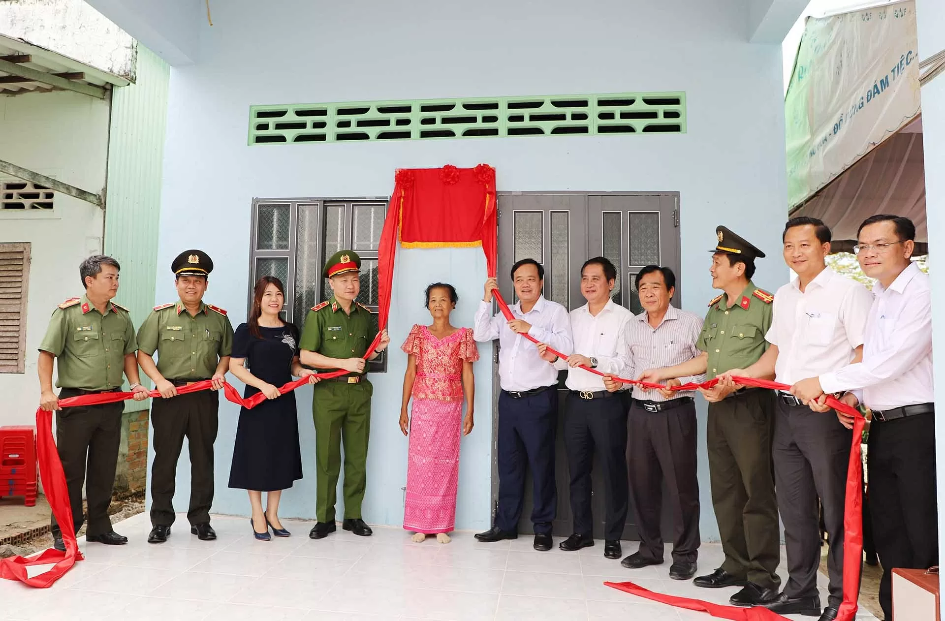 Lãnh đạo Bộ Công an, lãnh đạo tỉnh Bạc Liêu và đại diện Tập đoàn T&T Group, Ngân hàng SHB thực hiện nghi thức khánh thành, bàn giao căn nhà tặng các hộ gia đình Lãnh đạo Bộ Công an, lãnh đạo tỉnh Bạc Liêu và đại diện Tập đoàn T&T Group, Ngân hàng SHB thực hiện nghi thức khánh thành, bàn giao căn nhà tặng các hộ gia đình