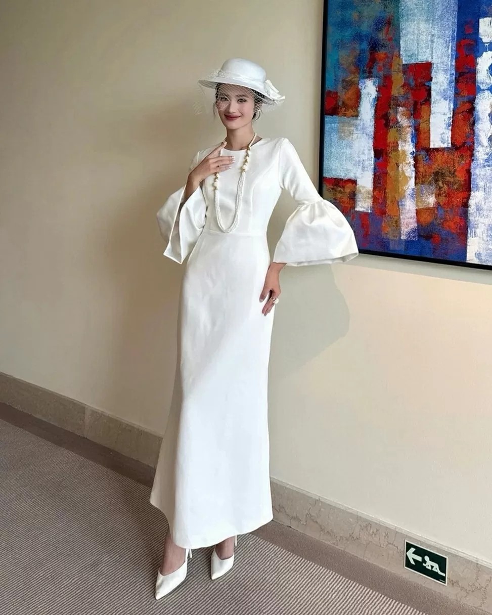 Hoa hậu Ý Nhi được chú ý khi khoe tạo hình đậm chất quý tộc trong hoạt động mới tại Miss World 2025. Diện chiếc váy mang hơi hướng công sở của NTK Hà Thanh Huy, hoa hậu tạo điểm nhấn bằng vòng cổ chuỗi hạt ngọc trai cùng mũ vành rộng đính lưới.