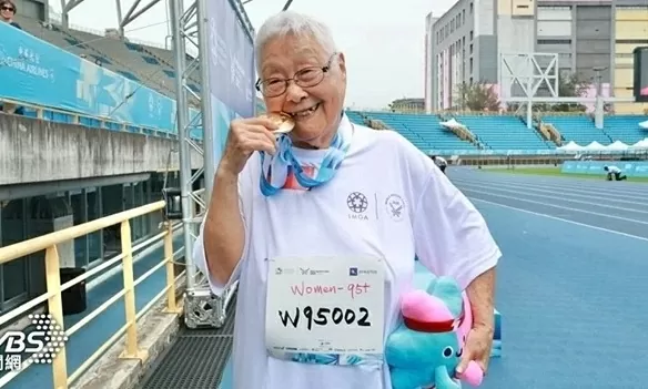 Cụ bà 97 tuổi giành huy chương vàng nội dung bơi ếch và đi bộ nhanh