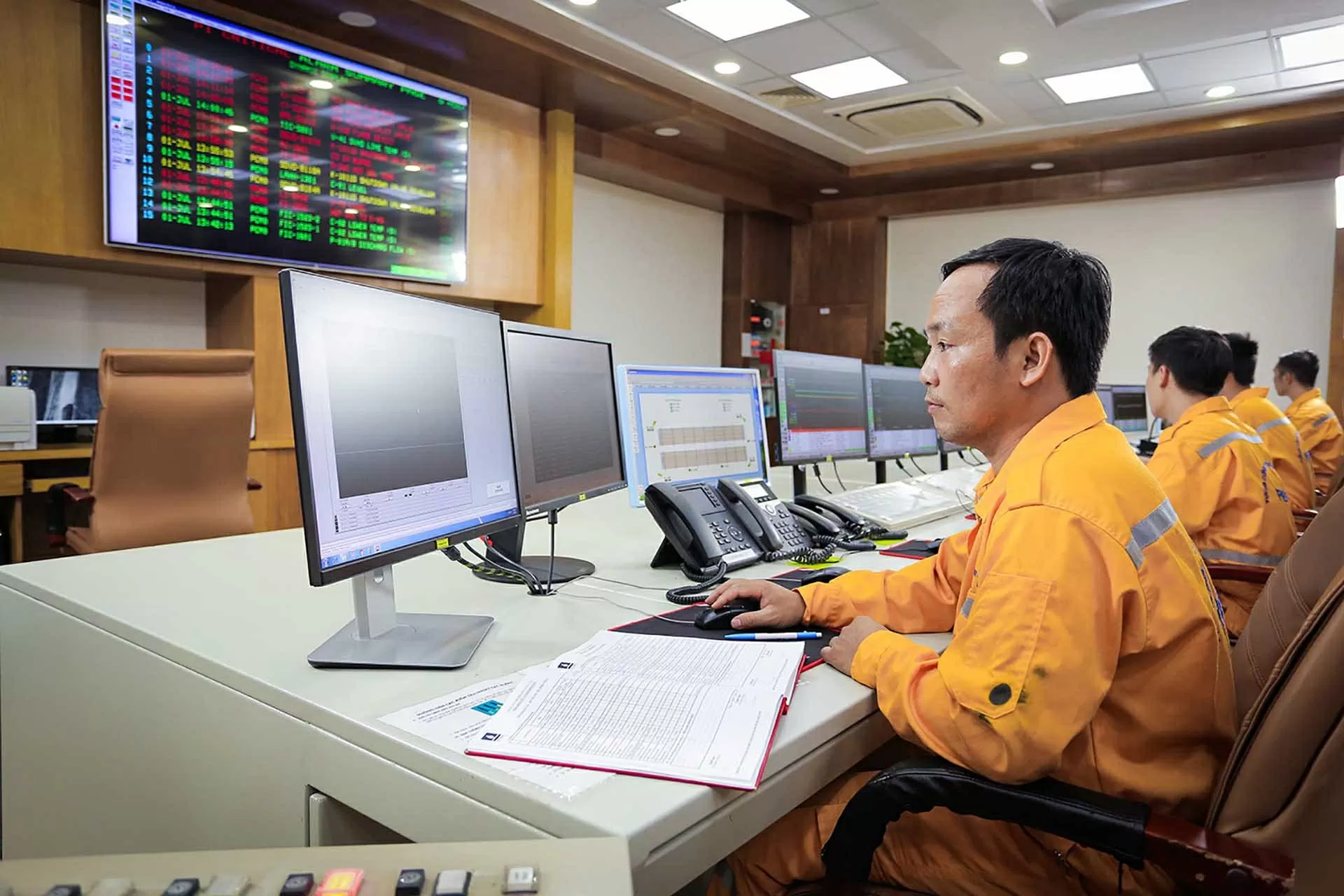 Các cán bộ, kỹ sư điều hành hoạt động của Nhà máy Xử lý khí Dinh Cố Các cán bộ, kỹ sư điều hành hoạt động của Nhà máy Xử lý khí Dinh Cố